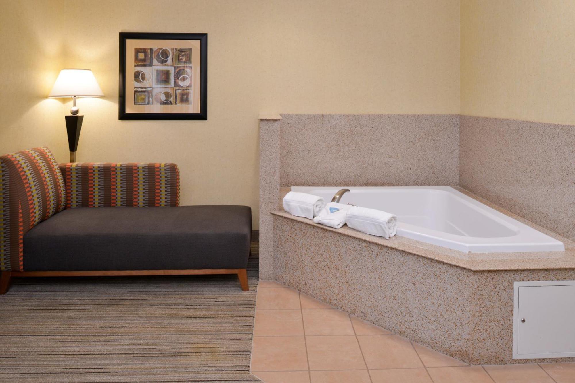 Holiday Inn Express & Suites Nampa - Idaho Center By Ihg Exterior foto